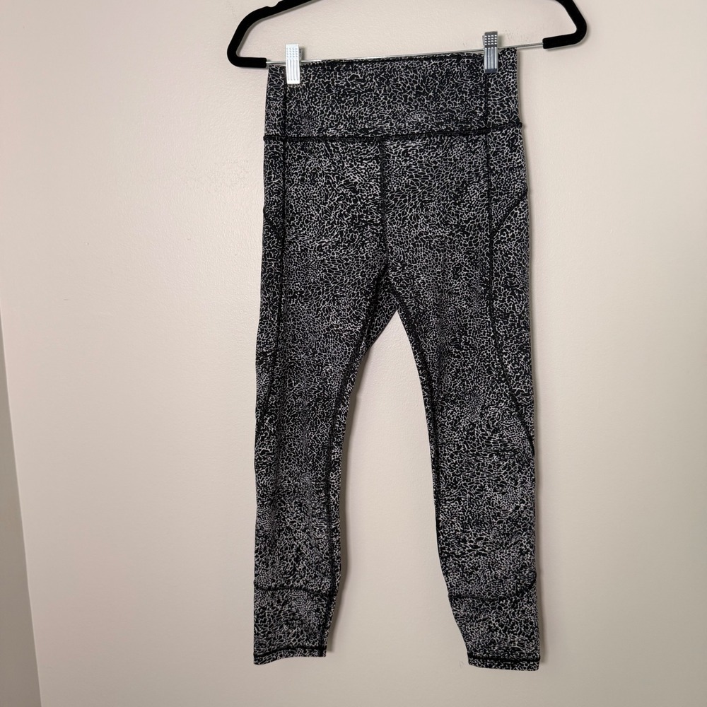 Lululemon In Movement Tight 25" Everluxe Leggings (8) Activewear Animal Print - Picture 3 of 14